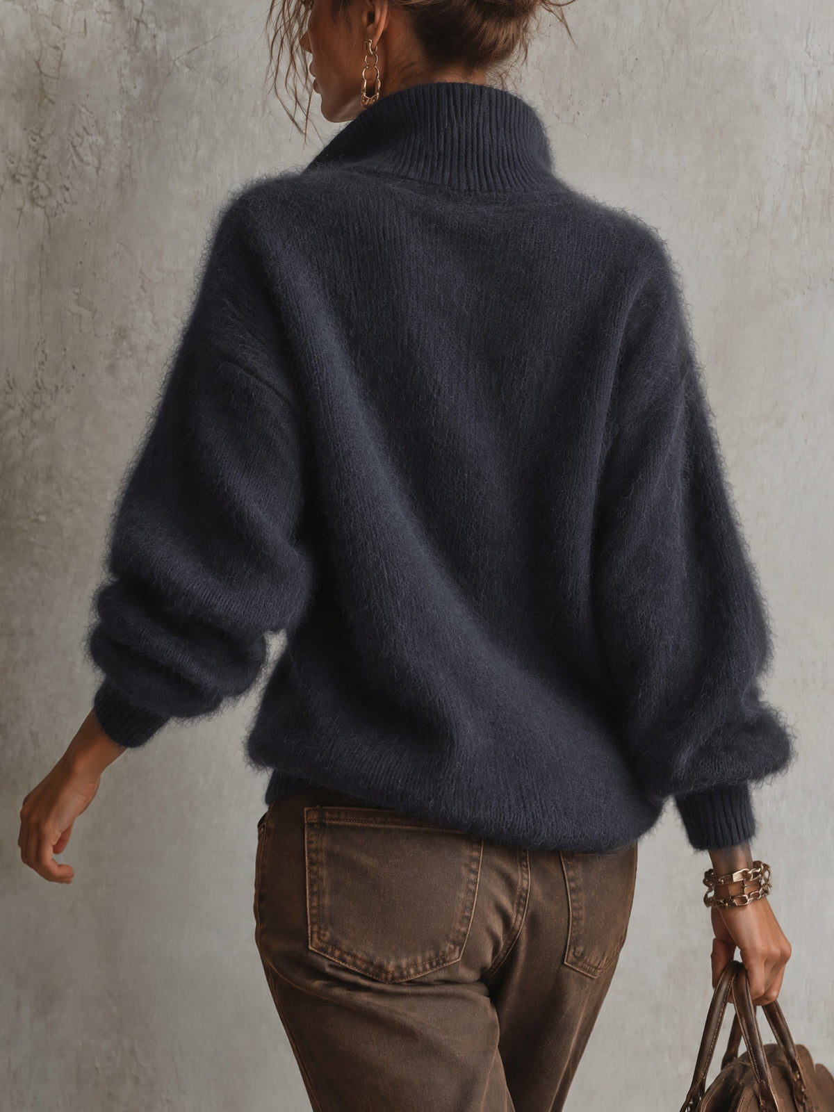 Aurore | Pull Oversize Mohair Bleu à Détails en Cuir PU